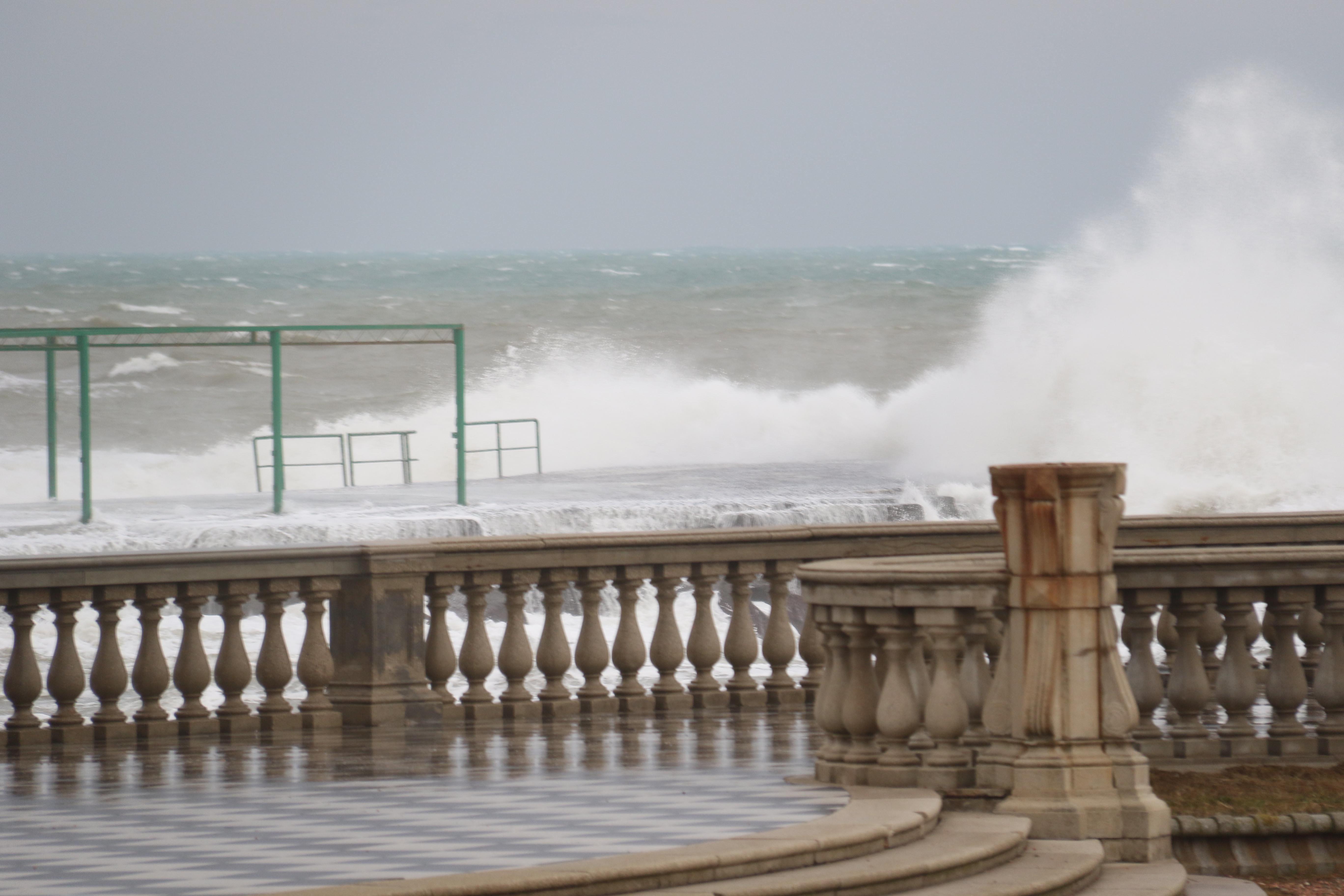 Mareggiata sulla Terrazza Mascagni (foto archivio)