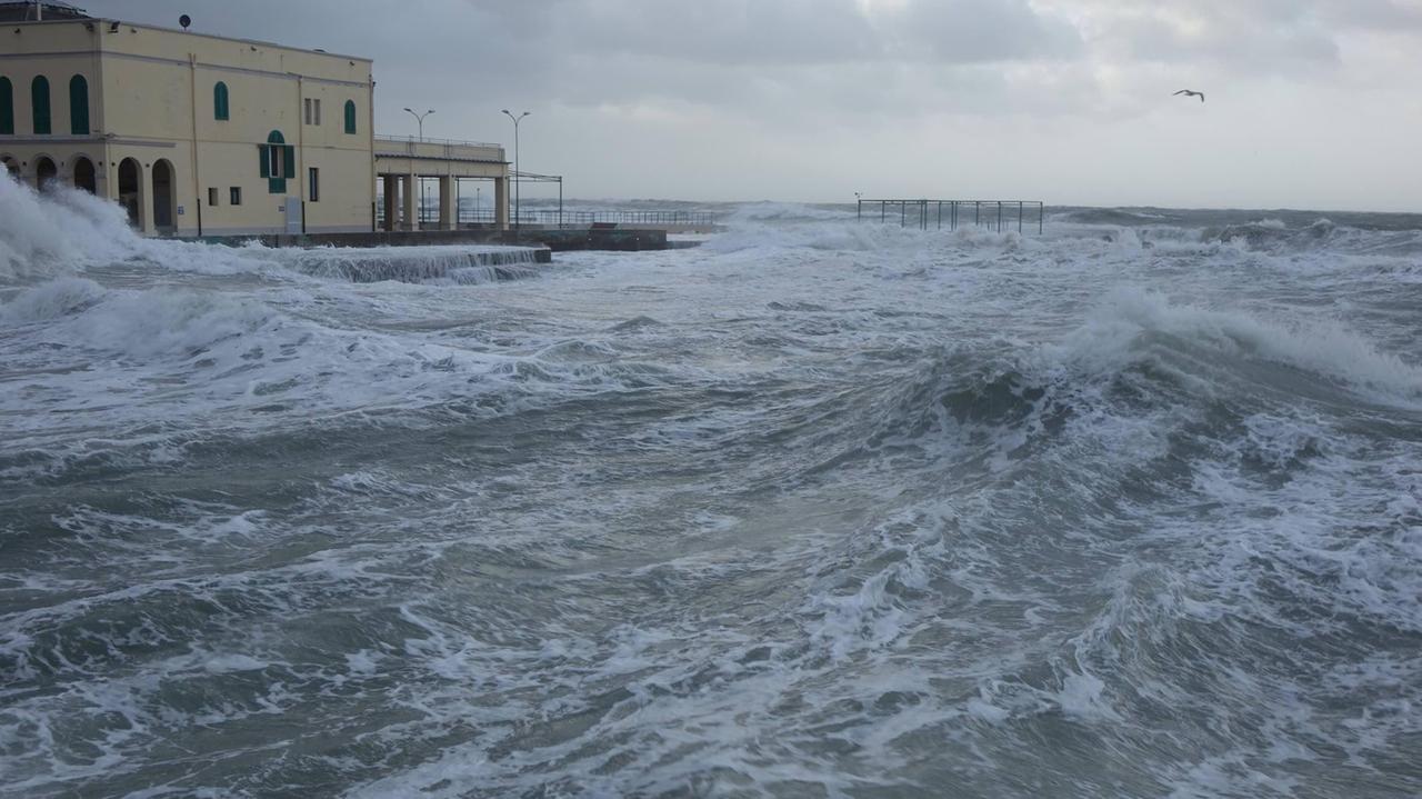 La Toscana nella morsa del maltempo. Allerta mareggiate. Danni e allagamenti