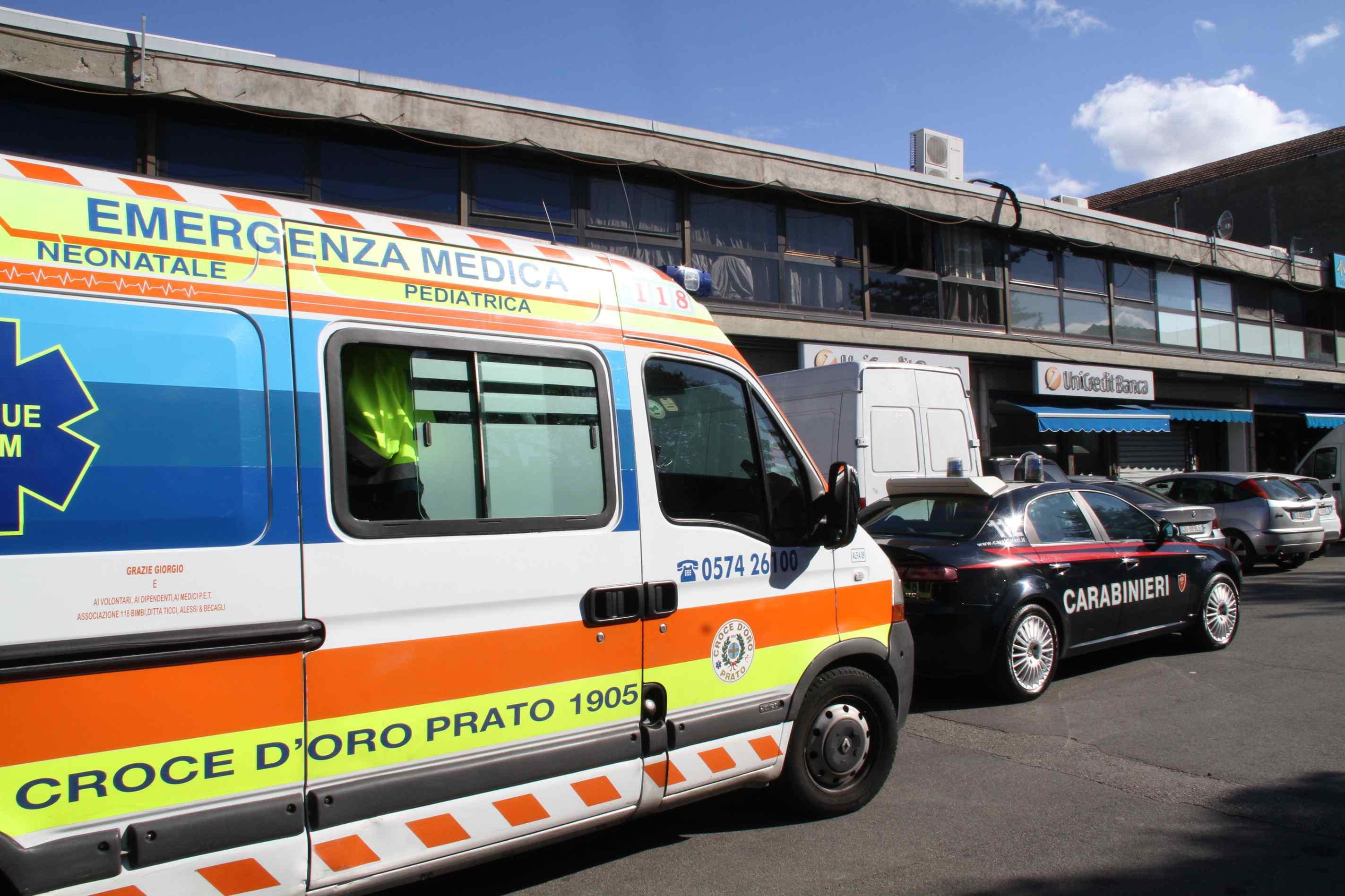 Un'ambulanza della Croce d'Oro e i carabinieri durante un servizio (foto d'archivio)