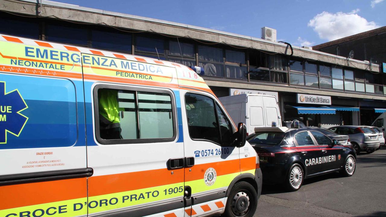 Un'ambulanza della Croce d'Oro e i carabinieri durante un servizio (foto d'archivio)