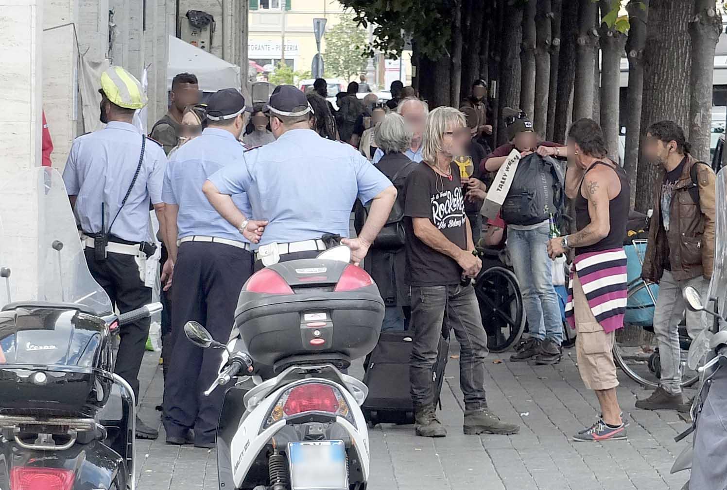 Controlli in una delle gallerie di viale Gramsci da parte di una pattuglia della polizia municipale