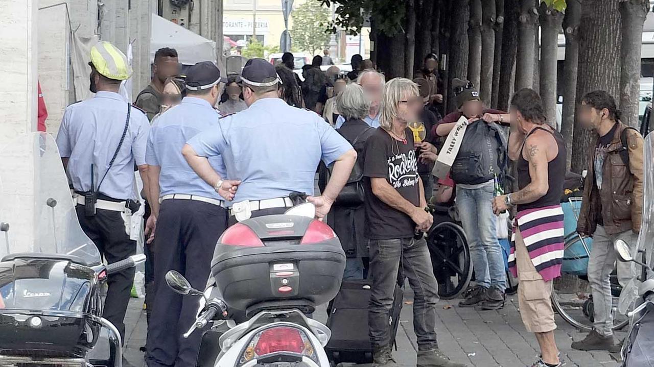 Controlli in una delle gallerie di viale Gramsci da parte di una pattuglia della polizia municipale