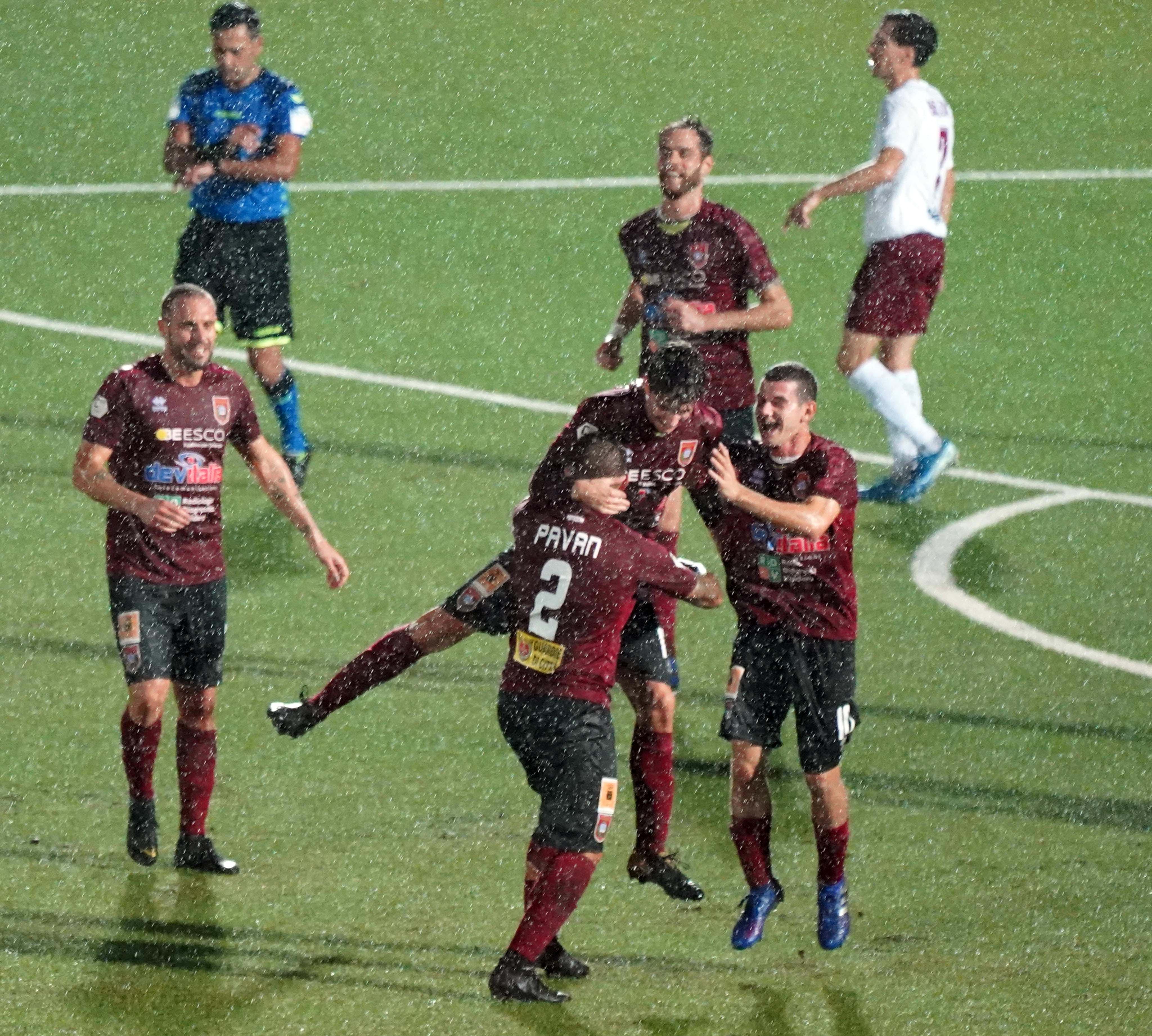 L'esultanza dei giocatori del Pontedera dopo l'1-0 segnato da Serena nel match con l'Arezzo al Mannucci