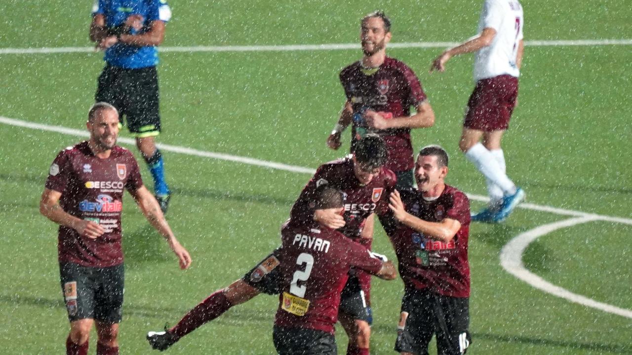 L'esultanza dei giocatori del Pontedera dopo l'1-0 segnato da Serena nel match con l'Arezzo al Mannucci