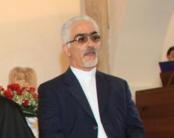 Chiede elemosina per conto del parroco, ma si trova davanti proprio il sacerdote