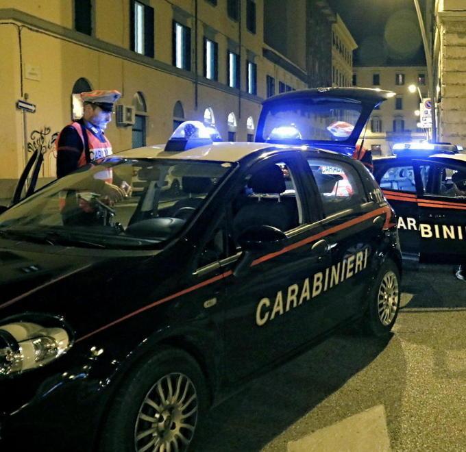 Maxi rissa in piazza Garibaldi in 10 si prendono a bastonate