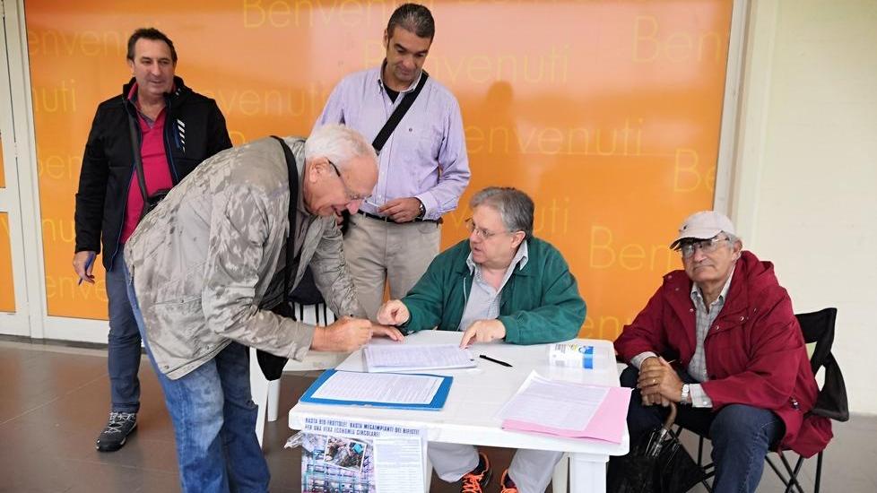 La pioggia non ferma la voglia dei cittadini Sono già 900 a dire no alla bioraffineria