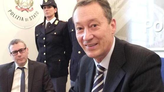 Perseguita la sua ex con l’aiuto della madre