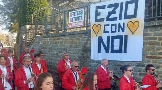 L’omaggio della banda al ristoratore Ezio «Sei sempre con noi»