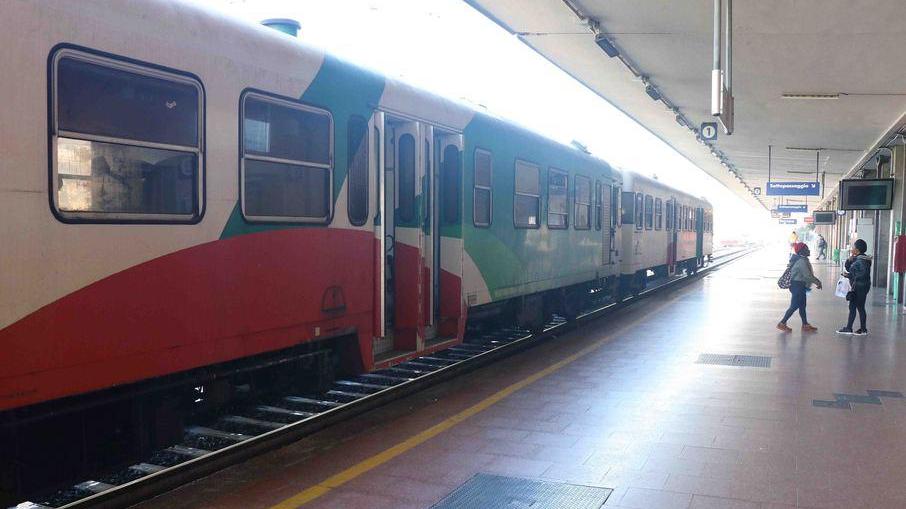 Aggredisce una donna sul treno in sosta Pakistano denunciato