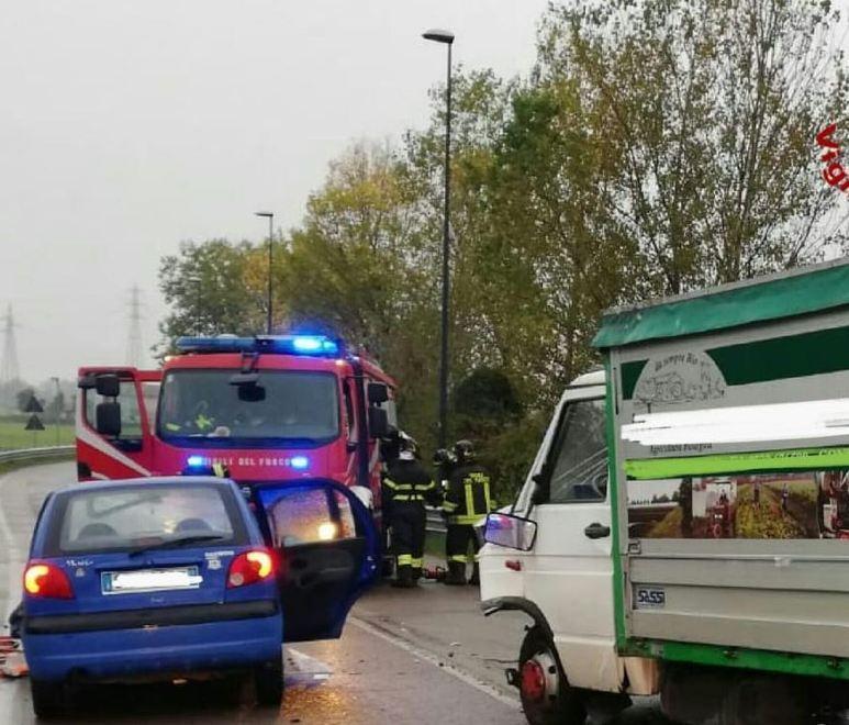 Scontro frontale tra furgone e auto in via Val d’Enza tre feriti, uno grave 