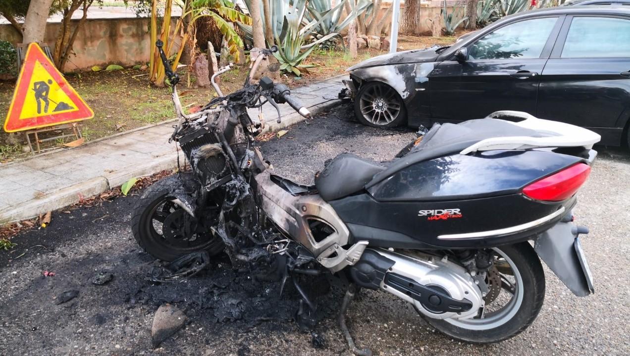 Bosa, atto intimidatorio a fuoco auto e scooter 