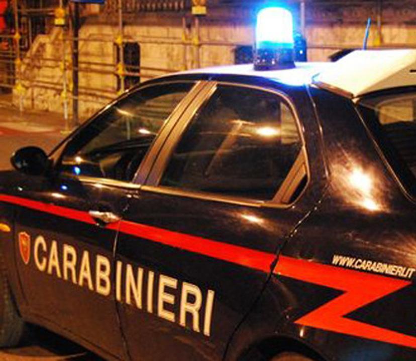 Pusher accoltellato in casa due denunciati dai carabinieri