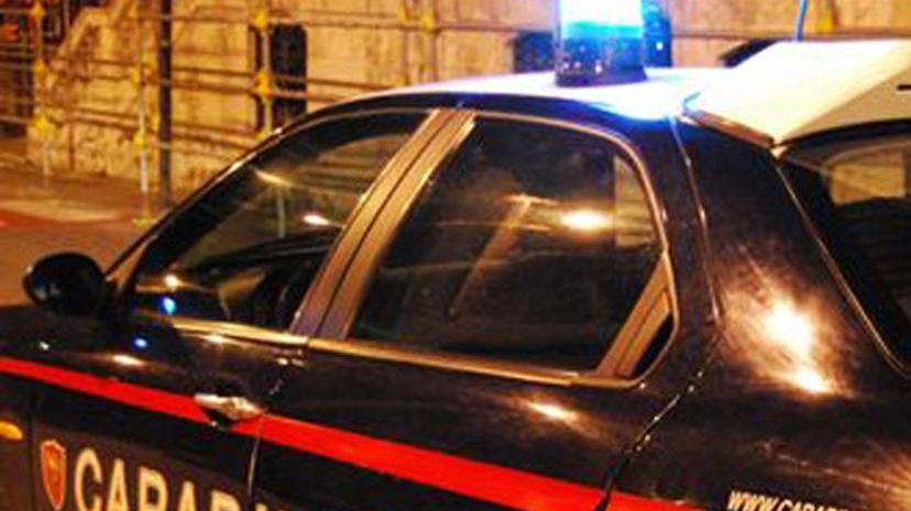 Pusher accoltellato in casa due denunciati dai carabinieri