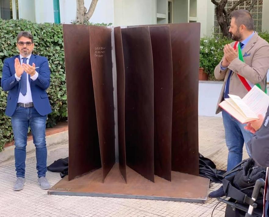 La biblioteca dedicata a Brigaglia e una scultura per ricordarlo 