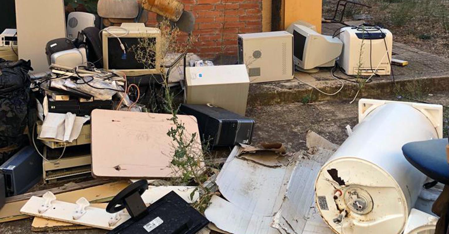 La catasta di arredi nel cortile della scuola sarà rimossa a breve