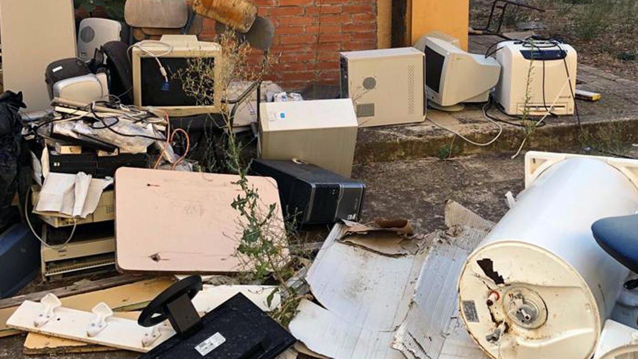 La catasta di arredi nel cortile della scuola sarà rimossa a breve