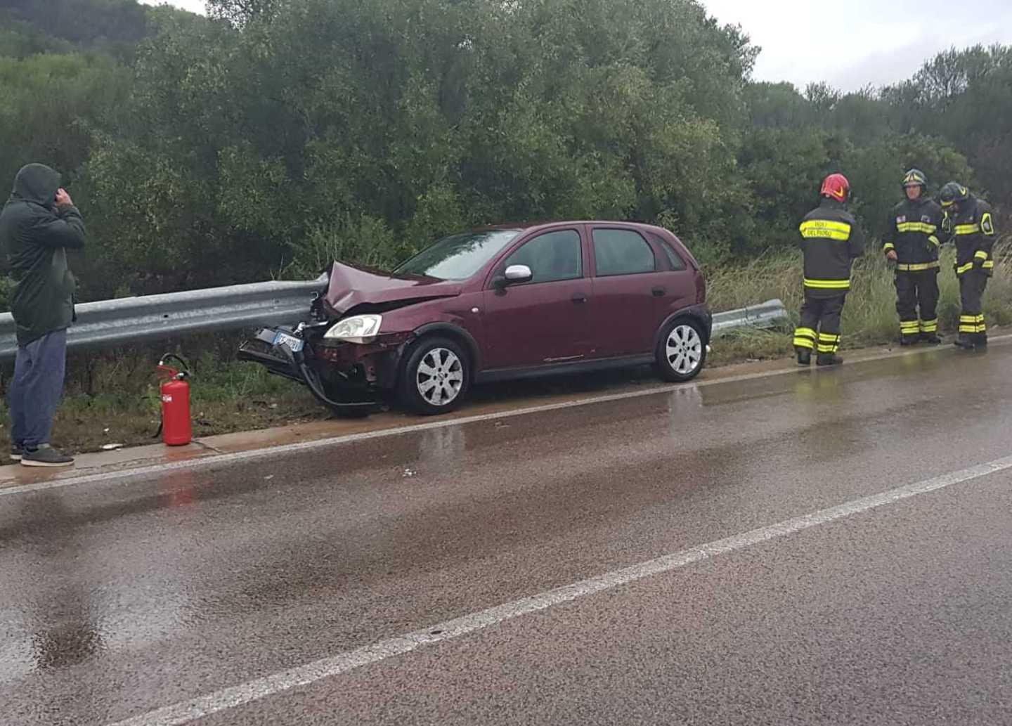Asfalto bagnato, auto va fuori strada 