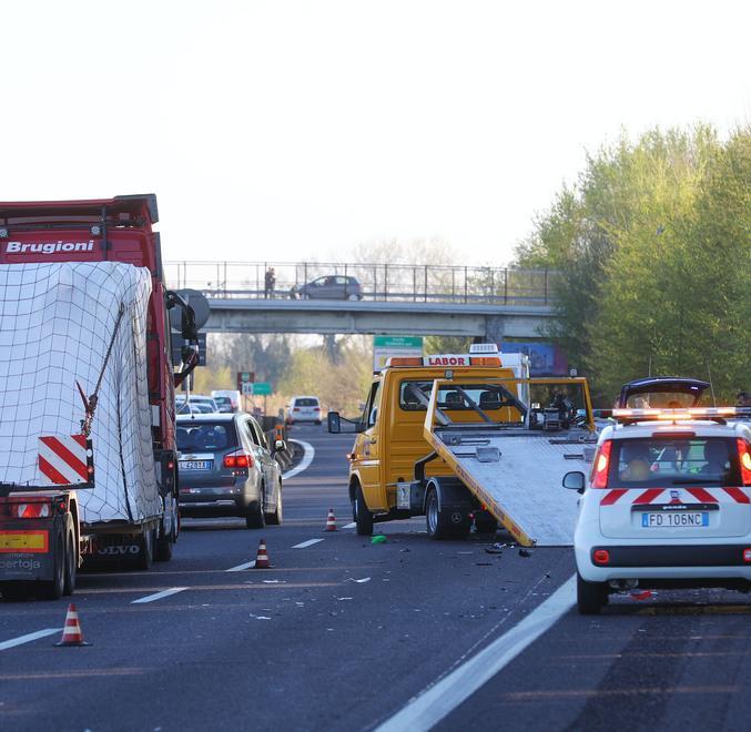 A13 nella bufera tra incidenti e disagi. La Regione fa pressing per la terza corsia 