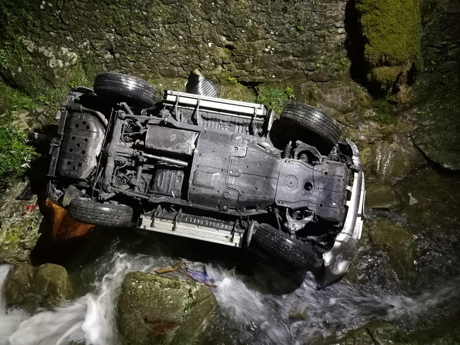 Precipita in un torrente con l'auto dopo un volo di cinquanta metri