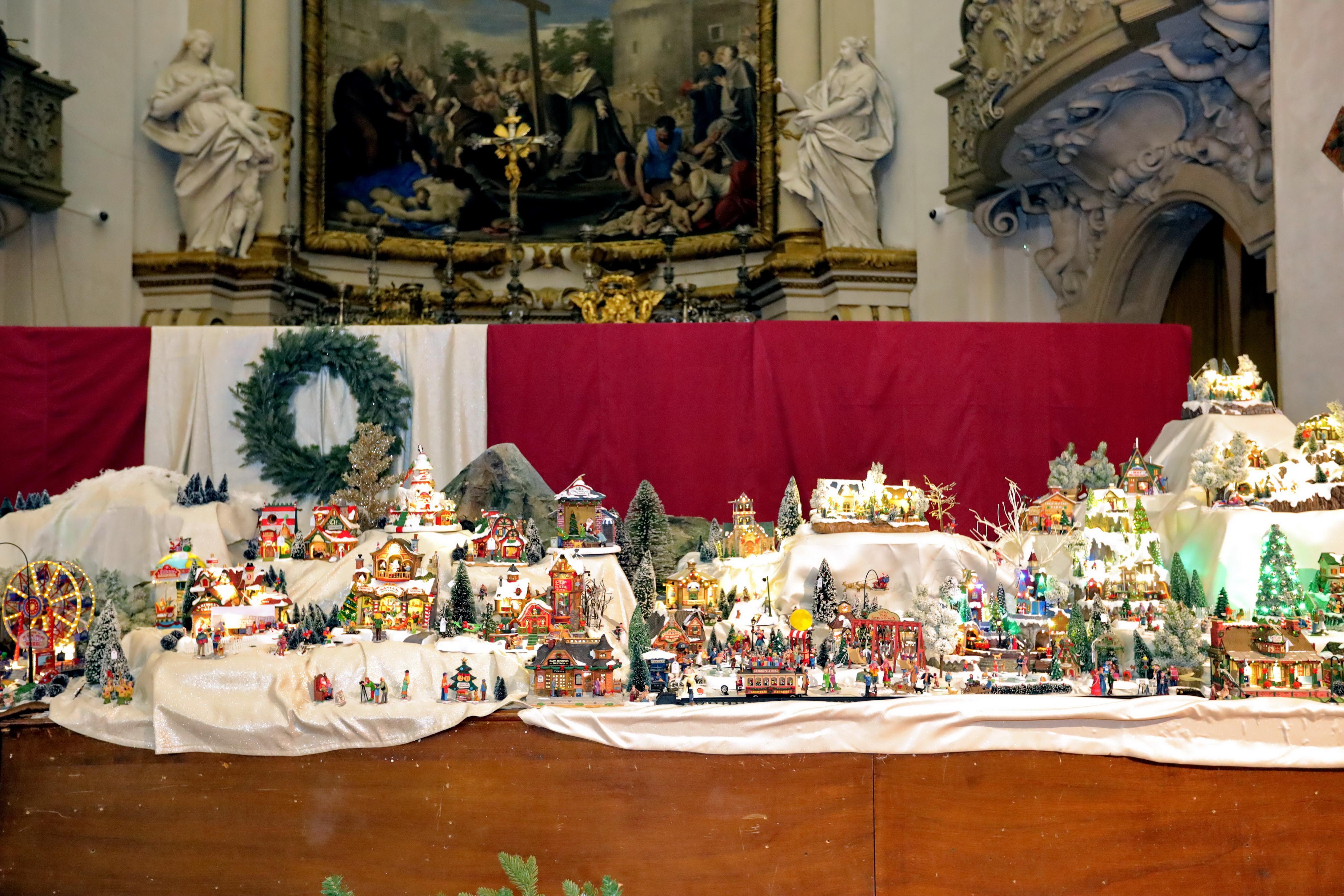 Modena. Al San Carlo il Natale è “fatto a mano”: l’albero barocco e i duemila addobbi