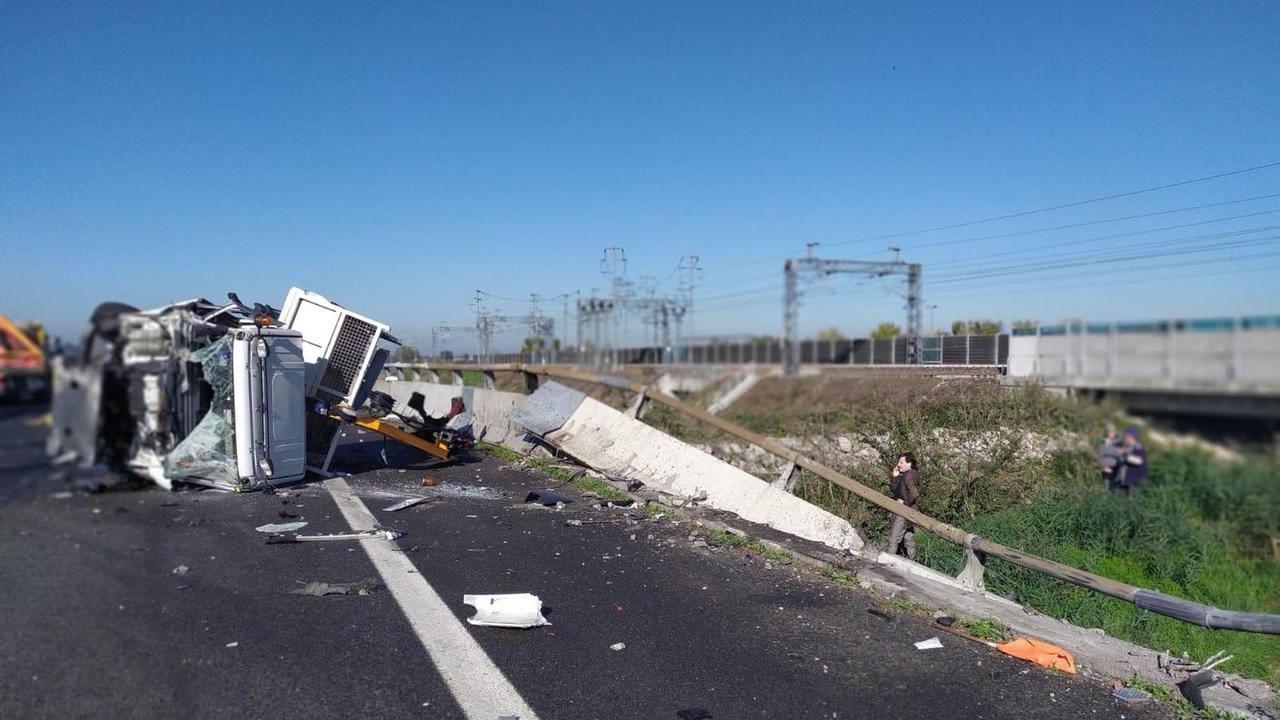 Tir centra un mezzo di soccorso, otto chilometri di coda in autostrada
