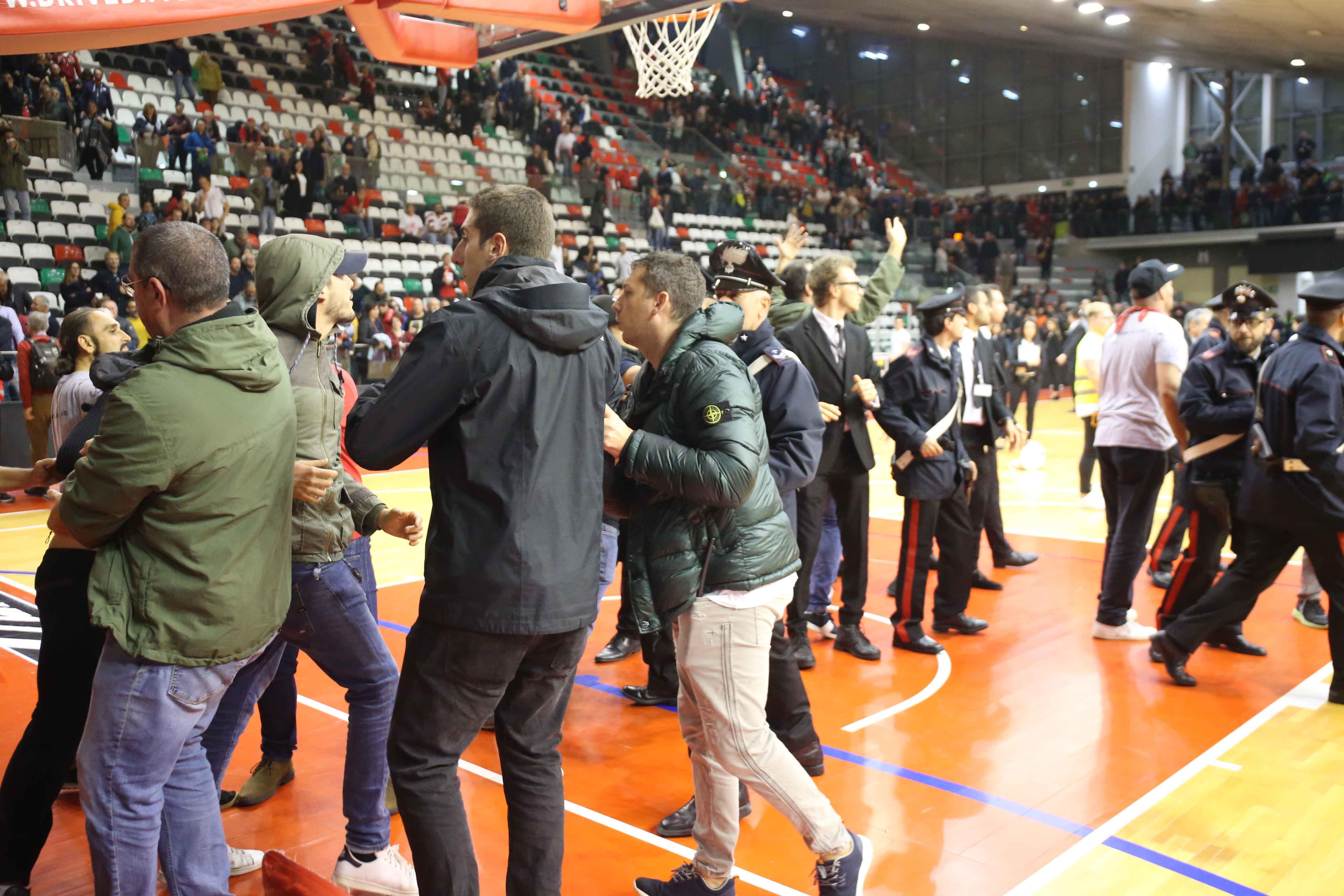 Basket, la polizia evita lo scontro fra ultras della Grissin Bon e della Virtus Bologna