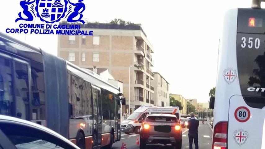 Cagliari, 23enne investito da un'auto mentre attraversa la strada