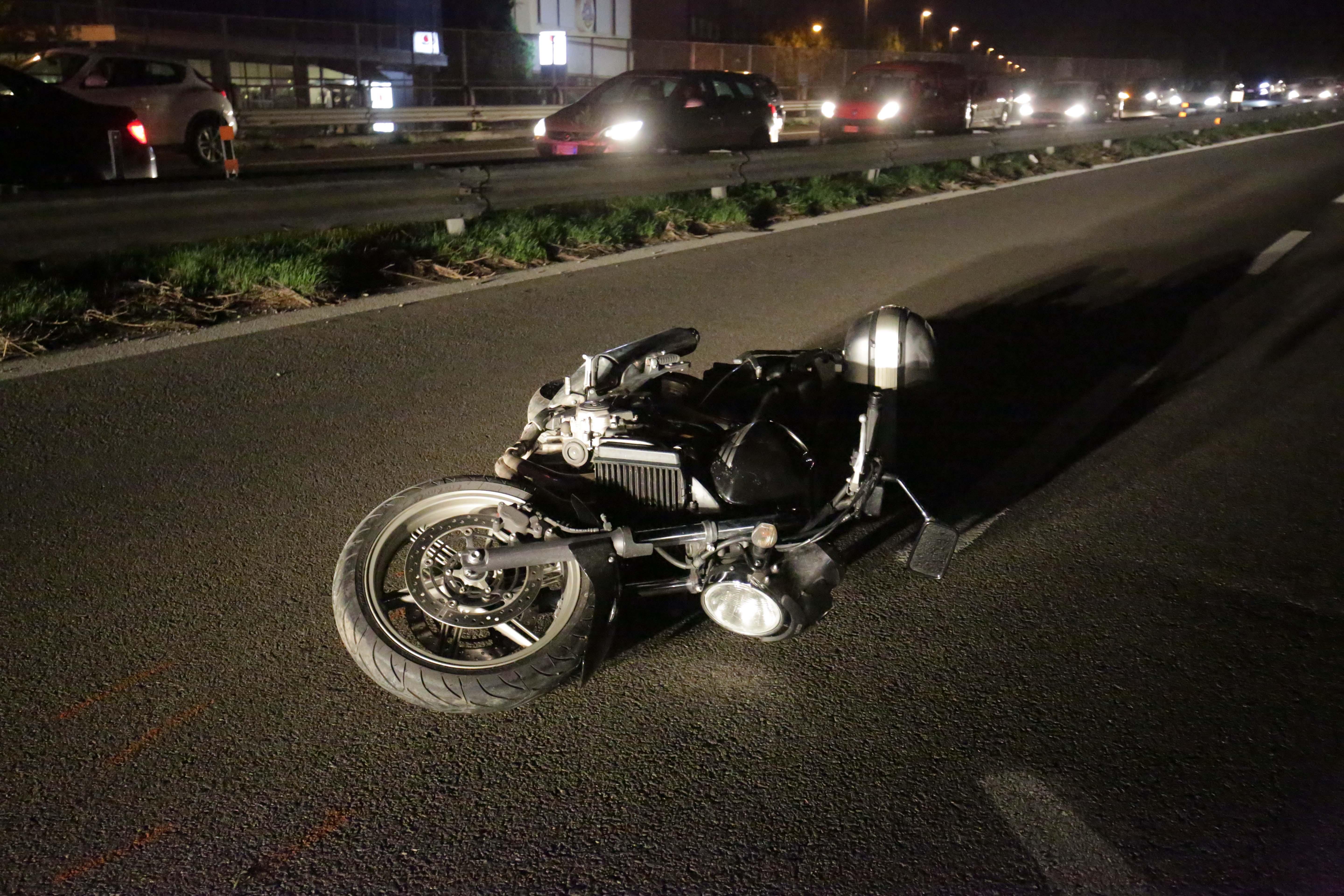 Reggio Emilia, terribile incidente in tangenziale: motociclista 32enne in fin di vita
