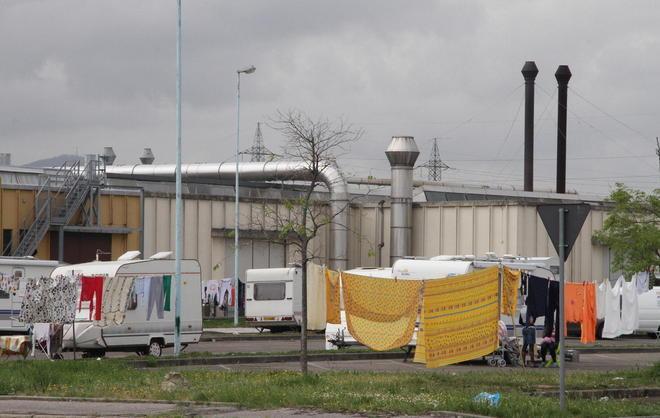Accampamento di nomadi nel parcheggio 