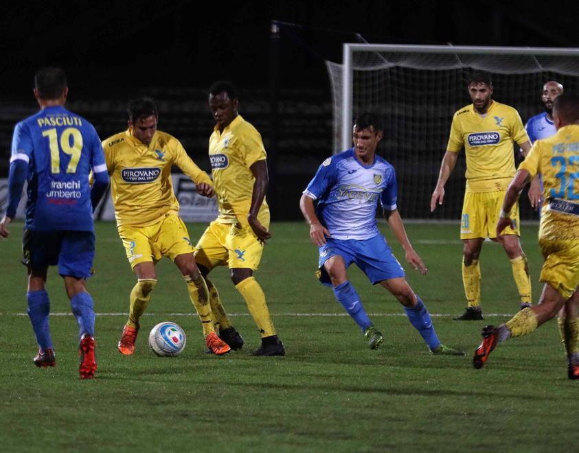 Carrarese sterile, il Lecco ne approfitta Un gol per tempo e primo stop interno 