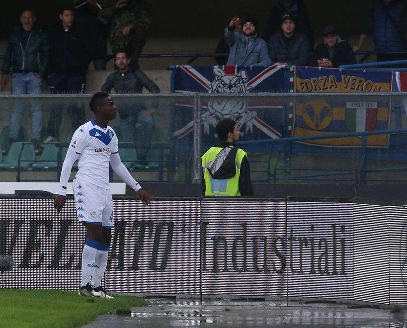 Scaglia il pallone verso il tifoso dopo l'insulto razzista