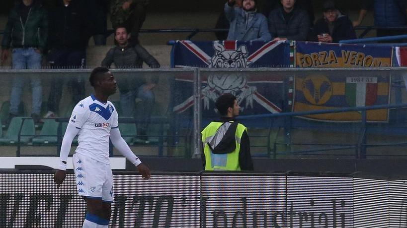 Scaglia il pallone verso il tifoso dopo l'insulto razzista