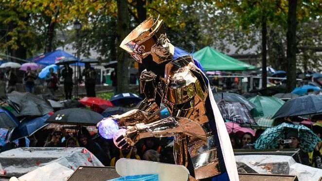 I cosplay supereroi sconfiggono la pioggia
