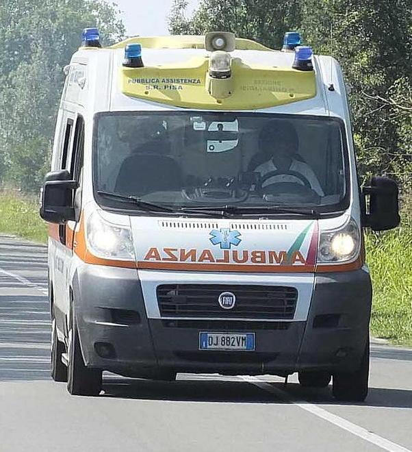 Scontro fra due auto: tre feriti, di cui uno grave