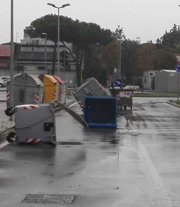 Cassonetti ribaltati vicino all’ospedale