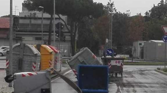 Cassonetti ribaltati vicino all’ospedale