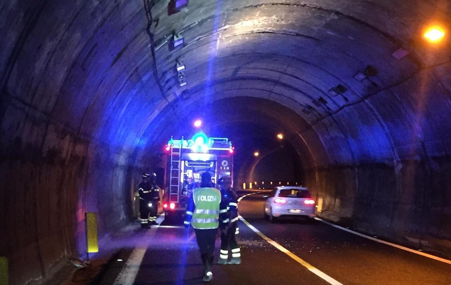 Cadono calcinacci, galleria chiusa per sicurezza 