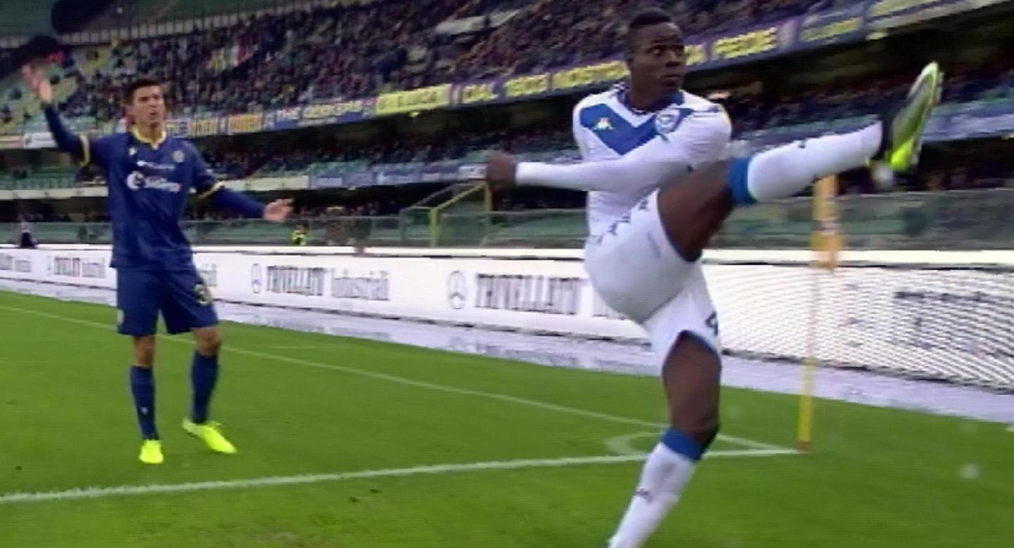 Cori razzisti a Verona: Balotelli lancia il pallone contro i tifosi 