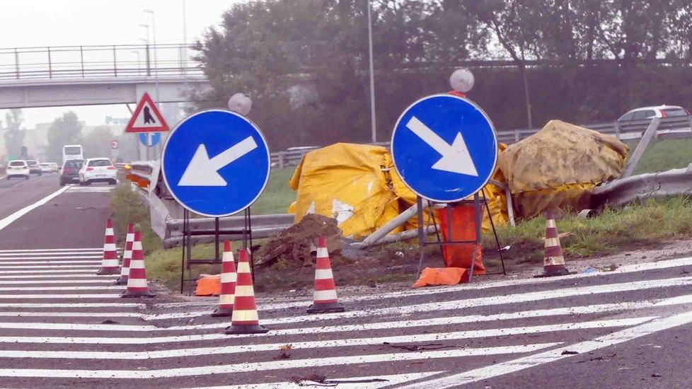 Un furgone centra la cuspide a Ferrara Sud