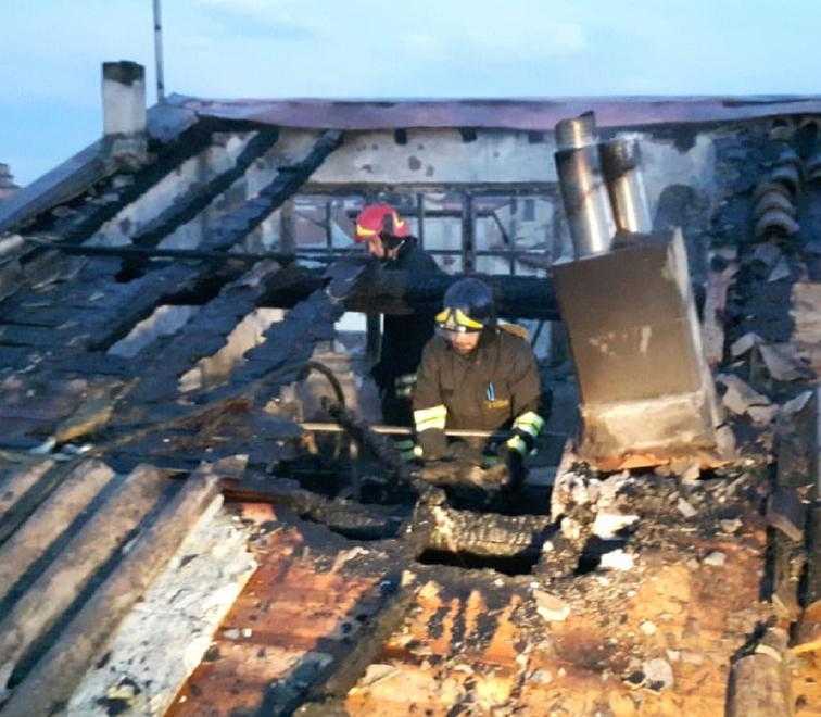 Mansarda in fiamme, paura in centro 