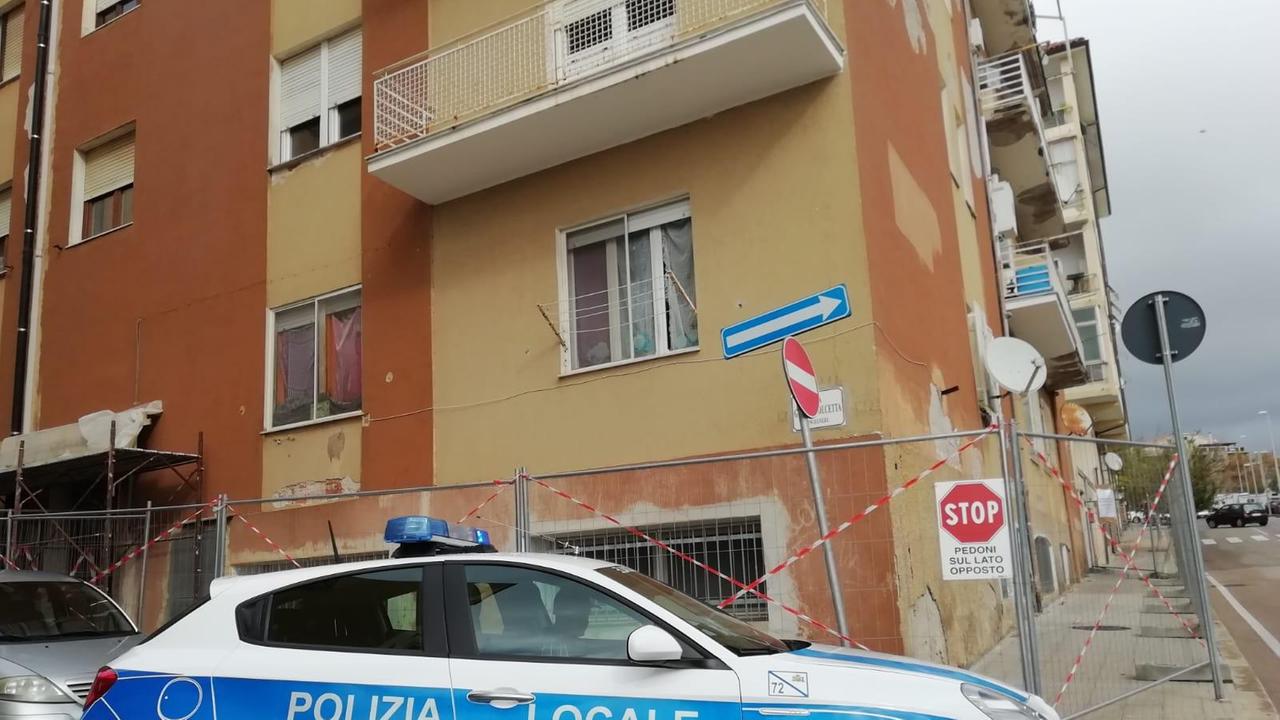 Sassari, cadono calcinacci: sequestrata l'intera facciata di un palazzo