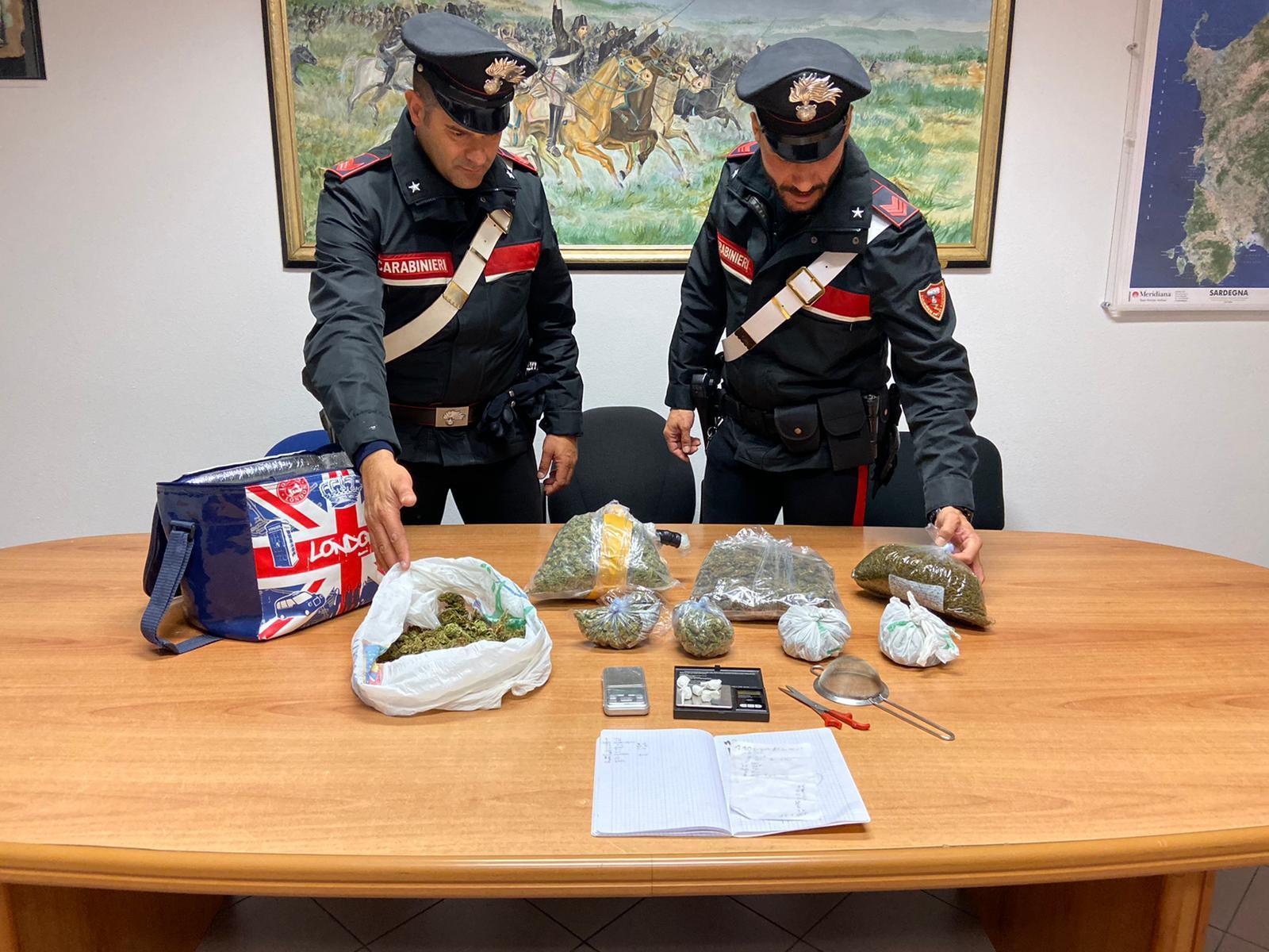 I carabinieri con il materiale sequestrato