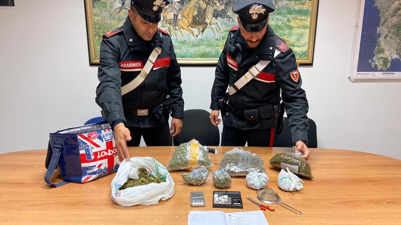 I carabinieri con il materiale sequestrato