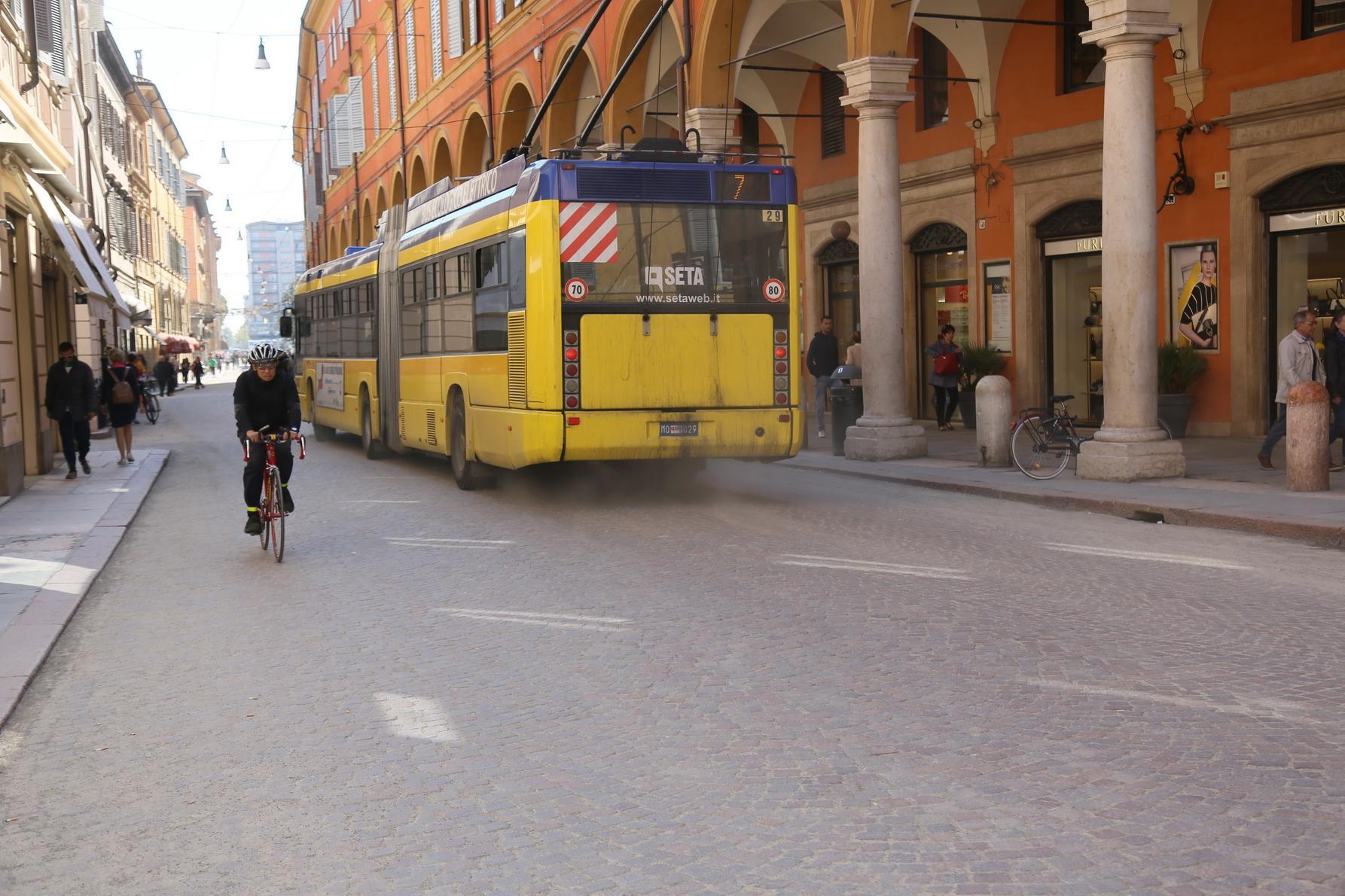 Modena, giovani rom chiedono soldi per finte donazioni: denunciati