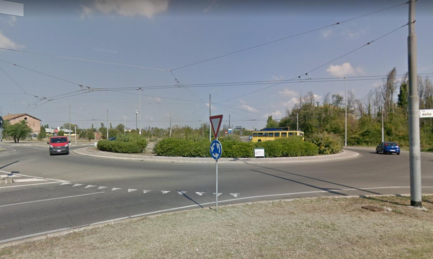 Modena, l'esperimento: rotatoria Cialdini da giovedì si circola a una sola corsia