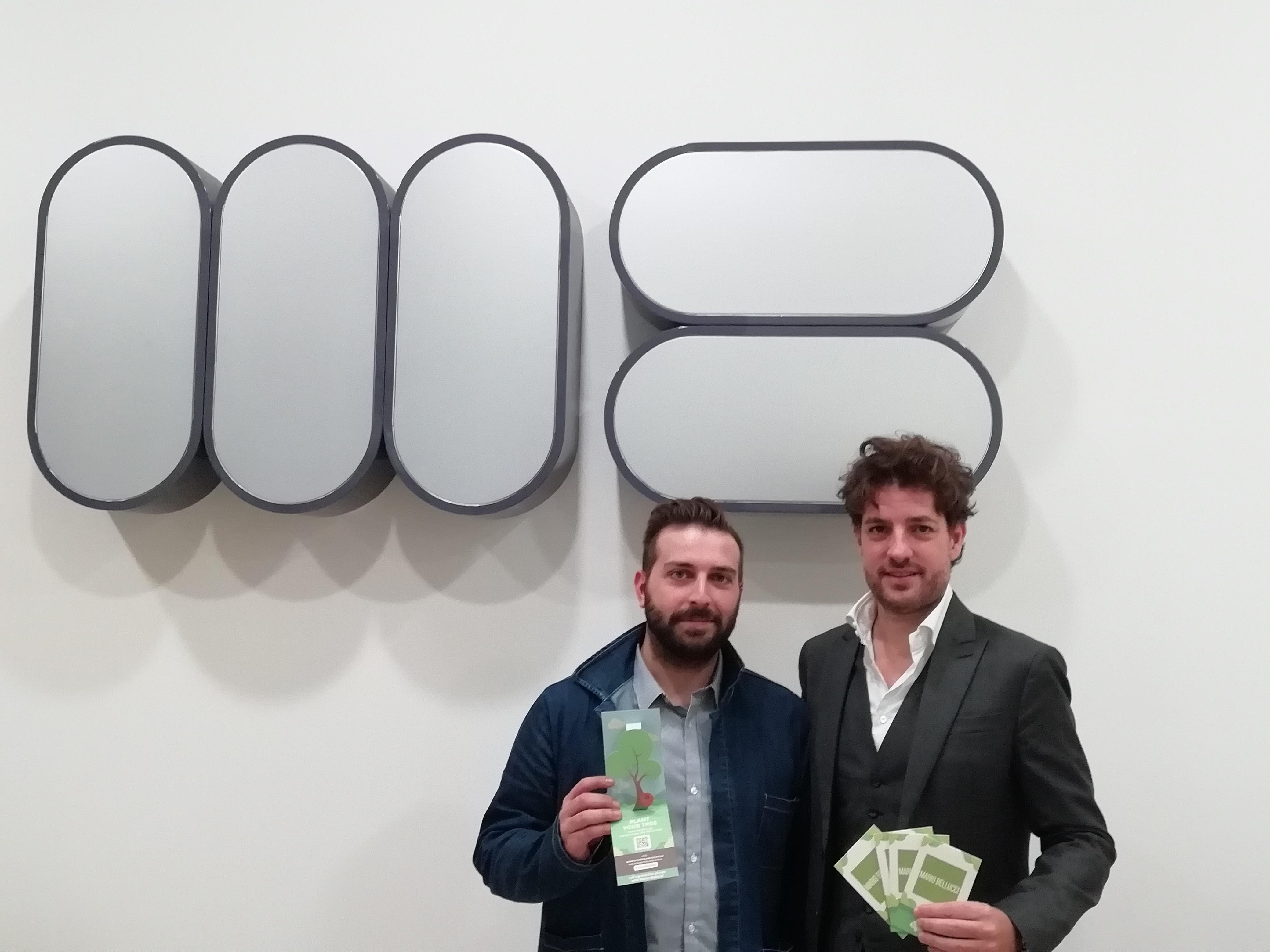 Da destra, l'imprenditore Francesco Bellucci e il tecnico Alessio Pietrolungo con i coupon di Treedom in mano