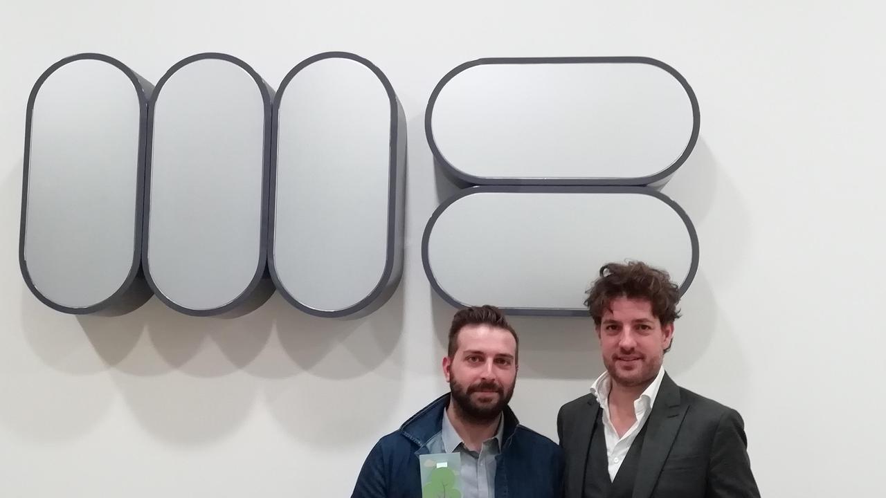 Da destra, l'imprenditore Francesco Bellucci e il tecnico Alessio Pietrolungo con i coupon di Treedom in mano