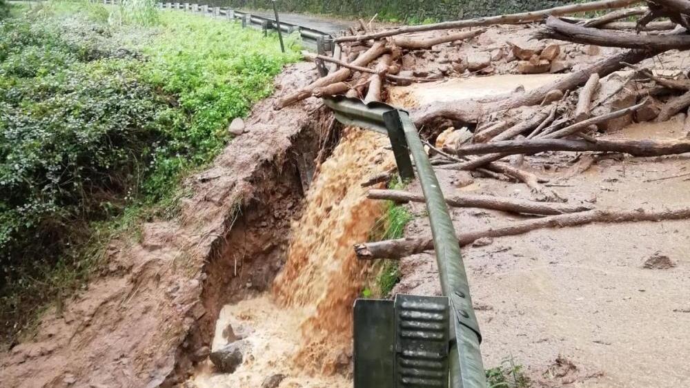 La frana sulla SP 34 della Val di Forfora nei pressi dell'ex Frantoio vicino a Ponte di Sorana