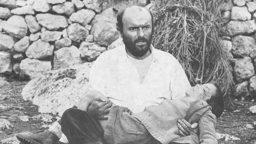 Omero Antonutti in una drammatica sequenza tratta dal film Padre padrone dei fratelli Taviani